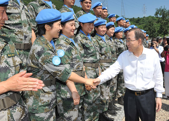 聯(lián)合國秘書長潘基文在中國國防部維和中心與官兵交流互動